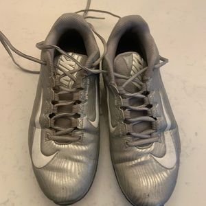 Nike silver women’s lacrosse turf cleats size 7.5